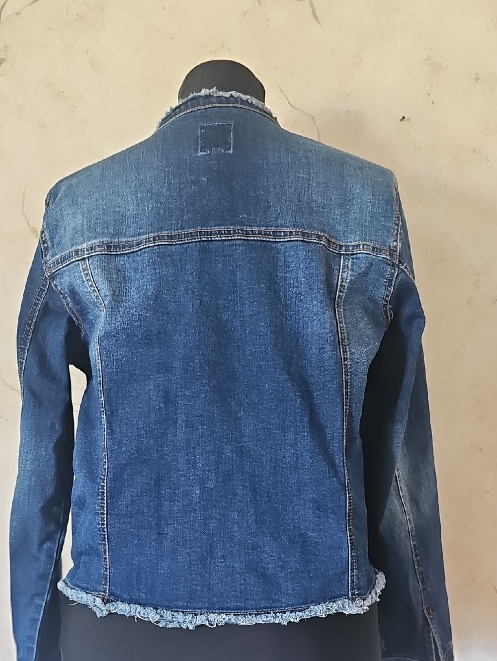 Kensie Jeans Frayed Neckline & Hem Faded Blue Denim Jean Jacket Women's Medium - Picture 4 of 13